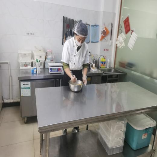 周末覓食避雷指南 新區飯店后廚內幕大揭秘，廚房加工暗藏危機