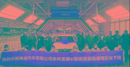 綠色出行新引擎 神龍公司首批800輛ES500新能源出租車交付成都市場